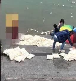 南寧市近日有多名市民到江邊投擲饅頭餵魚。網圖