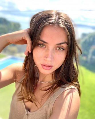 新任邦女郎安娜德哈瑪斯（Ana de Armas）美艷性感，是荷里活男星賓艾佛力 (Ben Affleck)的女友。