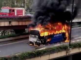 广州海珠区一辆长途巴士突然自燃。网图
