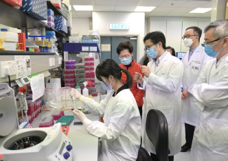 林鄭月娥在香港大學他驗室聽取污水檢測介紹。政府新聞處圖片