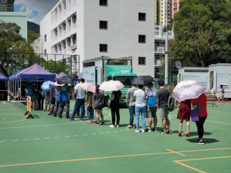 巿民陸續到場排隊候檢。