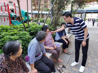 张培刚提醒邨内老人家注意家居保安。