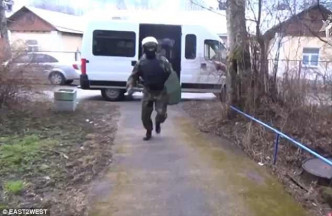 俄罗斯联邦安全局人员在圣彼得堡发动突击搜查，捣破两个恐怖分子巢穴。（网图）