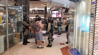 防暴警察进入商场。