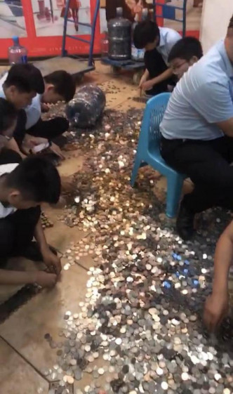 濟南一名男子拉15萬元硬幣買樓。網上圖片