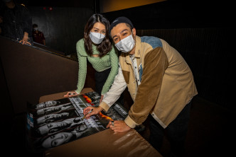 柏豪與Shiga送出電影海報，並即席簽名贈予粉絲。