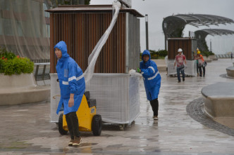 市面横风横雨。