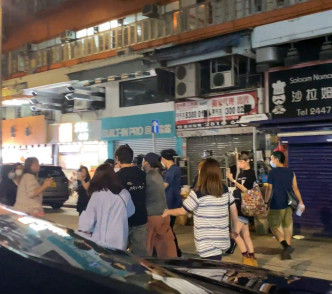 晚上近11点，头顶扎辫仔的姜涛在粉丝与工作人员包围下，走进茶餐厅开工。