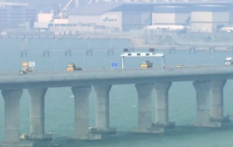 港珠澳大桥今日起，一连三日联合试运。电视台截图