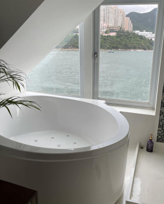 房內浴缸可看到大海景色。
