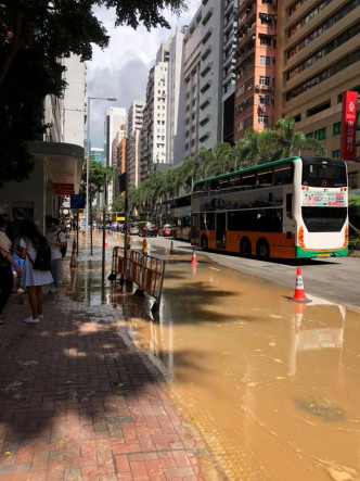 大量黃泥水湧出並淹浸附近街道和馬路。 香港交通突發報料區FB/網民Ivan Cheung‎圖。