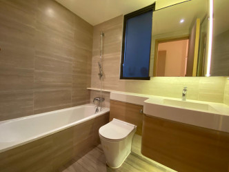 浴室设镜柜，有助延伸空间感之馀，亦方便梳洗及整理仪容。