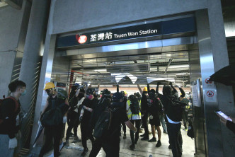 示威者破坏荃湾站设施。