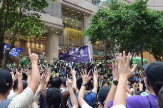 示威者挥动香港独立旗帜。