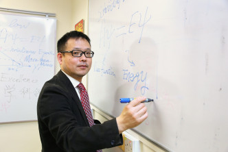 陳冠華與香港量子人工智能實驗室。港大提供