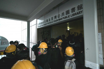 示威者破壞荃灣政府合署設施並縱火。