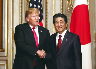美国总统特朗普会见日本首相安倍晋三。AP图片