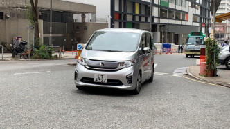 鄧炳強乘坐7人車抵達駿洋邨。