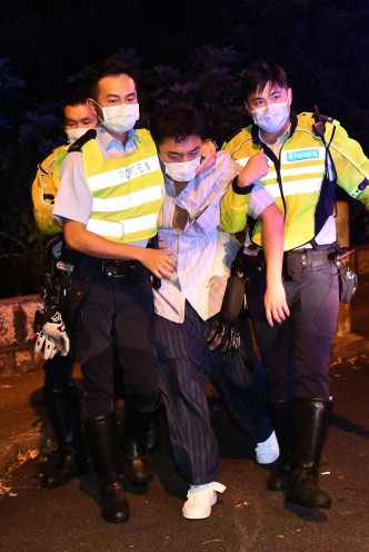 扶住上车
本年8月8日凌晨，杨明在山顶炒车，车祸后需由两名警员左右搀扶上救护车，再送往医院治理。