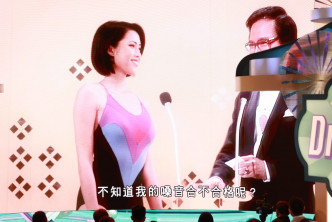 刘颖镟以一件头泳装出镜，重演当年选美画面。