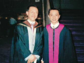 2003年王祖藍演藝學院畢業禮時與毛俊輝合照留念。