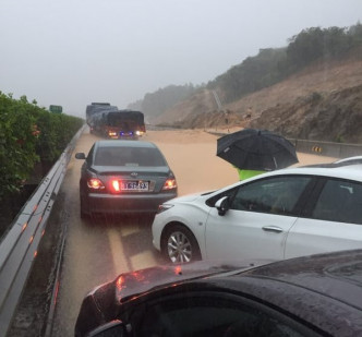 渖海高速公路向湛江方向，山坡发生山泥倾泻。网上图片