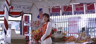 梅艷芳在《紅番區》飾演超市收銀員。