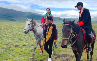 丁真教貝兒說藏語，還帶她騎馬在草原上奔馳。