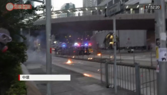 示威者投擲汽油彈。有線新聞截圖