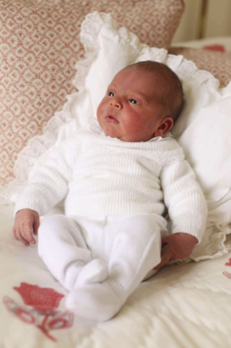 出生只有3天的路易王子眼仔碌碌。AP