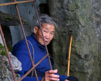 湖南永州92歲老翁梁富生老來無依，花22年在深山中修建墓室，晚上睡在棺材中。網圖