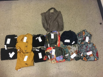 警員檢獲約42件衣服，價值約1.9萬元。警方圖片