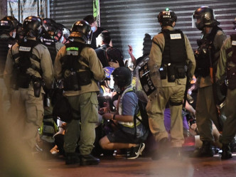 警方喝令记者蹲下及禁止他们继续拍摄。 资料图片