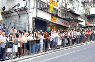 案件吸引大批市民在庭外圍觀。資料圖片