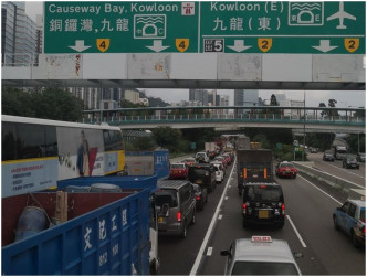 東隧往九龍車多。「香港突發事故報料區」fb圖片