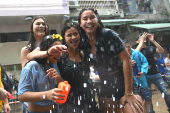 九龙城泼水节市民泰国人大玩水战