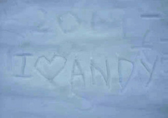 葉莘蕻失蹤前在雪地寫上「I love Andy」傳送給丈夫。網圖