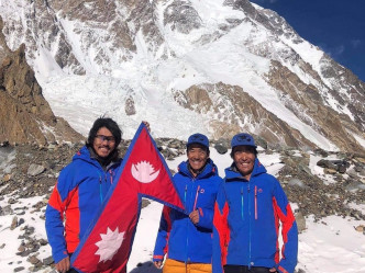 他们成为首批在冬季登顶的人士。Nirmal Purja FB