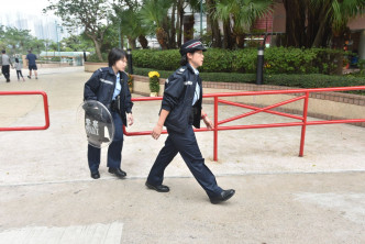 警方接報持盾牌登門游說。