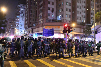 防暴警察驅散示威者