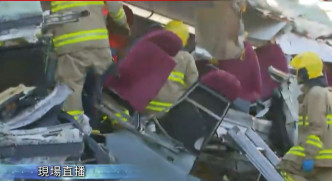 消防員登上巴士上層搜救。無綫新聞截圖