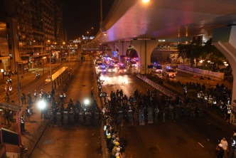 示威者與警方爆發衝突。