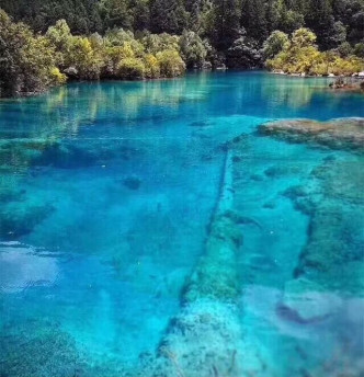 火花海湖水清澈见底。网上图片