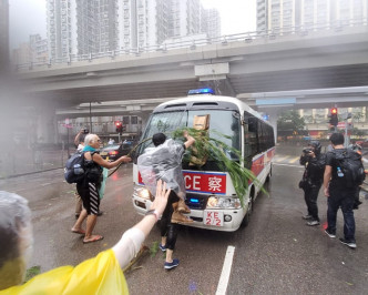 一批示威者包围警方一辆小巴。梁国峰摄
