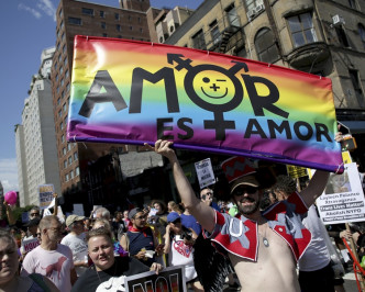 數以百萬人周日齊集紐約街頭參加同志驕傲大遊行。AP