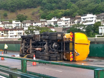 水缸車疑失控翻側。