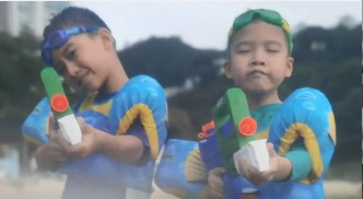 陈豪两位公子玩水枪玩得好开心。