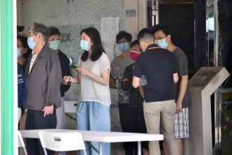 当局要求荃威花园R座所有居民撤离检疫21日。