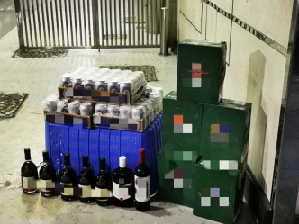 警方在該單位內一共檢獲7支烈酒、約180罐啤酒等。警方圖片