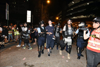 警方凌晨黄大仙清场,拘捕多人。